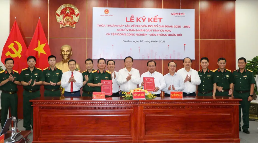 Vice Chairman of Ca Mau Provincial People's Committee Nguyen Minh Luan and Deputy General Director of Viettel Group Dao Xuan Vu signed and exchanged the cooperation agreement. 333c63d5b13f3961602e.jpg