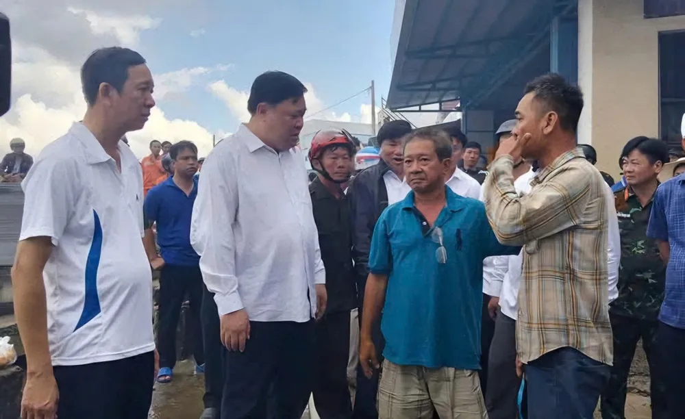 Chủ tịch UBND tỉnh Cà Mau Phạm Thành Ngại (thứ 2 từ trái sang) thăm hỏi, động viên các tiểu thương tại chợ Thanh Tùng. Ảnh: TRẦN CHUYỂN 09315941d2cc5a9203dd.jpg