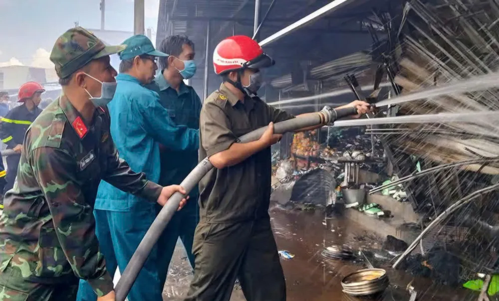 Lực lượng chữa cháy nhà lồng chợ Thanh Tùng. Ảnh: TRẦN CHUYỂN 63ed7528c9a541fb18b4.jpg