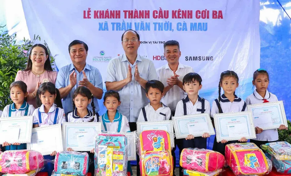 Bí thư Tỉnh uỷ Cà Mau Nguyễn Hồ Hải cùng Tổng Biên tập Báo Thanh Niên Nguyễn Ngọc Toàn trao học bổng cho các em học sinh 23.jpg