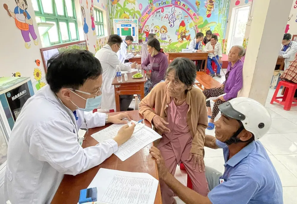 Các bác sĩ của Bệnh viện Chợ Rẫy khám bệnh, phát thuốc miễn phí cho người dân xã Trần Văn Thời a666ba116c81e4dfbd90.jpg