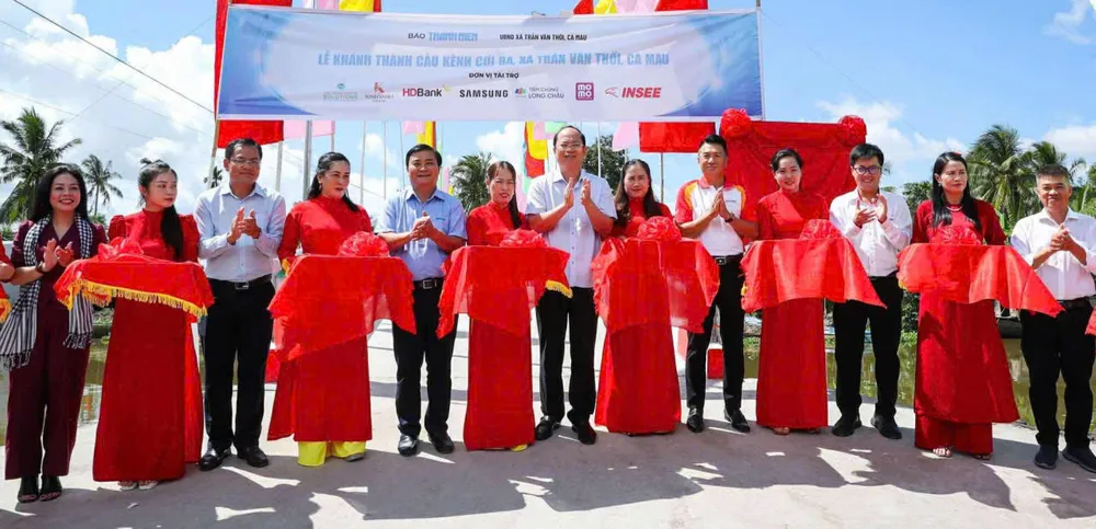 Bí thư Tỉnh uỷ Cà Mau Nguyễn Hồ Hải cùng các đại biểu khánh thành cầu Cơi Ba cau.jpg