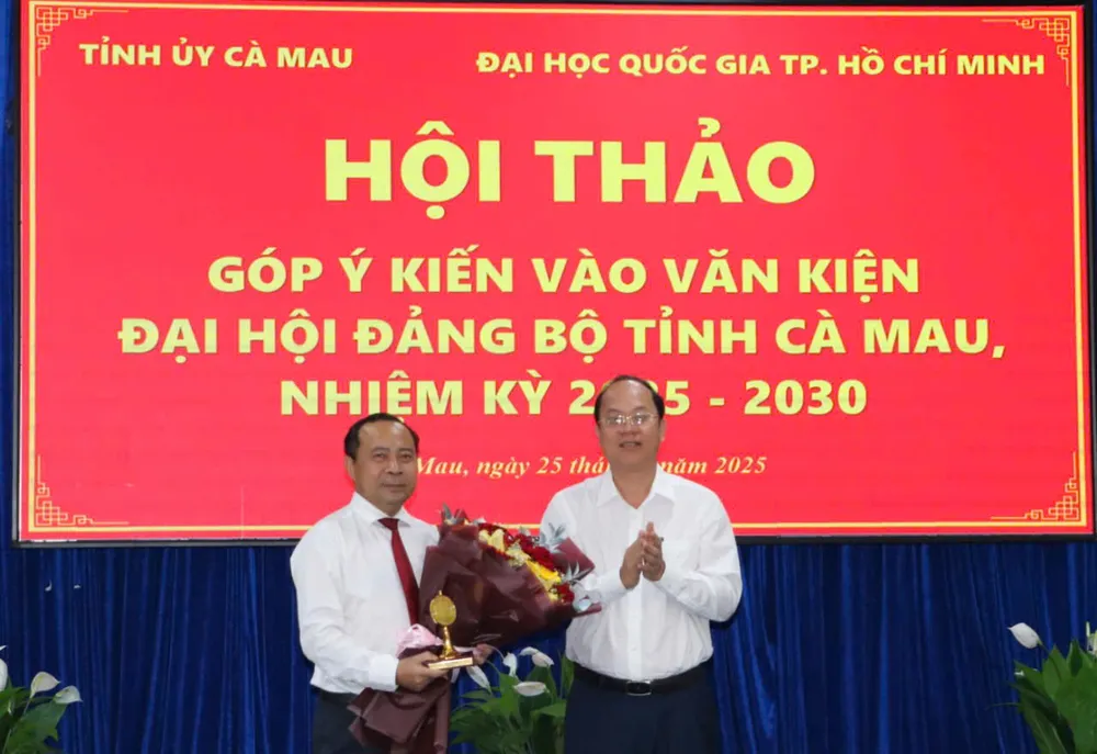Bí thư Tỉnh uỷ Cà Mau Nguyễn Hồ Hải tặng quà lưu niệm và hoa cho đồng chí Vũ Hải Quân, Ủy viên Ban Chấp hành Trung ương Đảng, Giám đốc Đại học Quốc gia TPHCM, đơn vị đồng chủ trì hội thảo 94cb7a6991c6199840d7.jpg