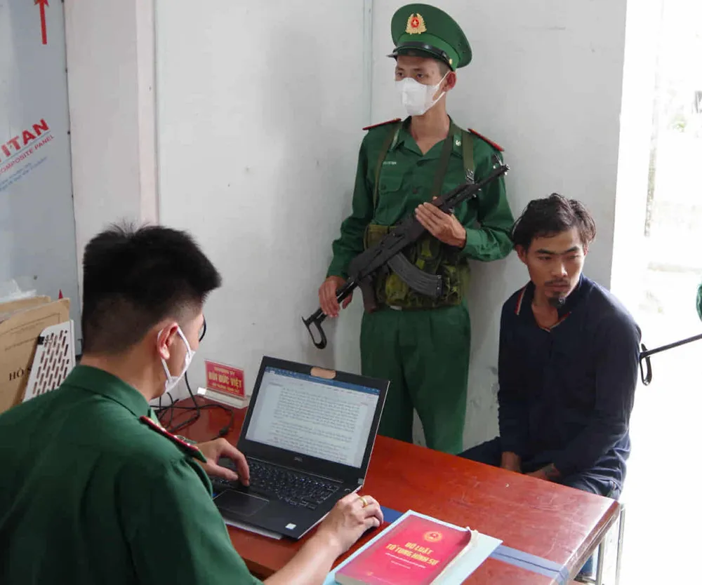 Cơ quan nghiệp vụ Bộ đội Biên phòng Cà Mau làm việc với thuyền viên Trần Minh Luân. Ảnh: HOÀNG TÁ 540717861_4286464414922168_7626819413068030363_n.jpg