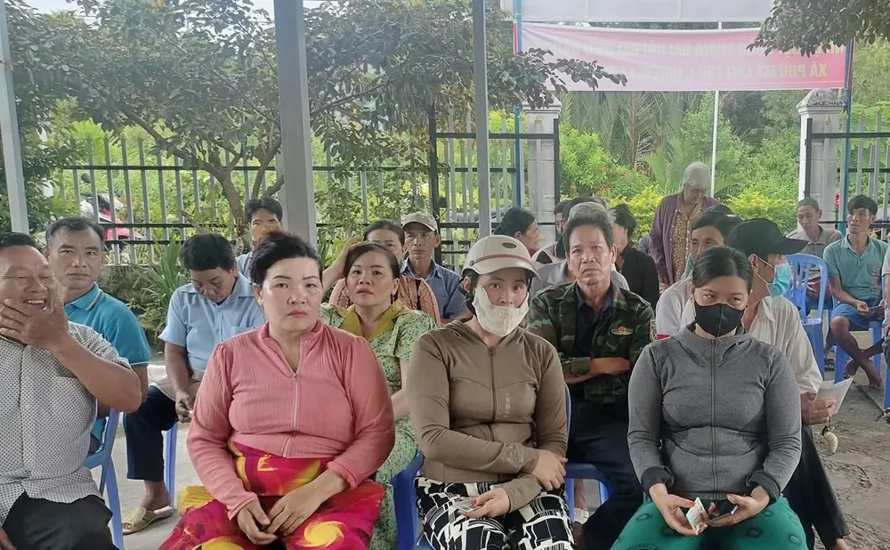 Người dân trên địa bàn xã Phú Mỹ (tỉnh Cà Mau) chờ đến lượt nhận quà Tết Độc lập. ẢNH: HỒ HỒNG TƯƠI 23.jpg