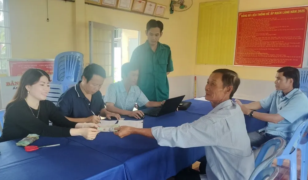 Một hộ dân trên địa bàn xã Phú Mỹ (tỉnh Cà Mau) phấn khởi khi được nhận quà Tết Độc lập. ẢNH: HỒ HỒNG TƯƠI 34.jpg