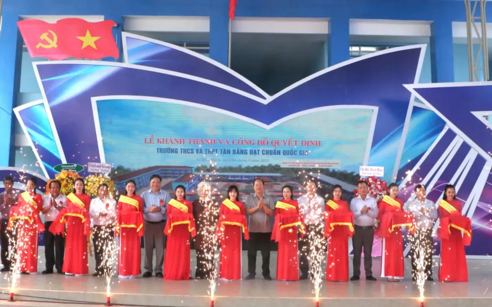 Các đại biểu thực hiện nghi thức khánh thành c229ac171f3e9460cd2f.jpg