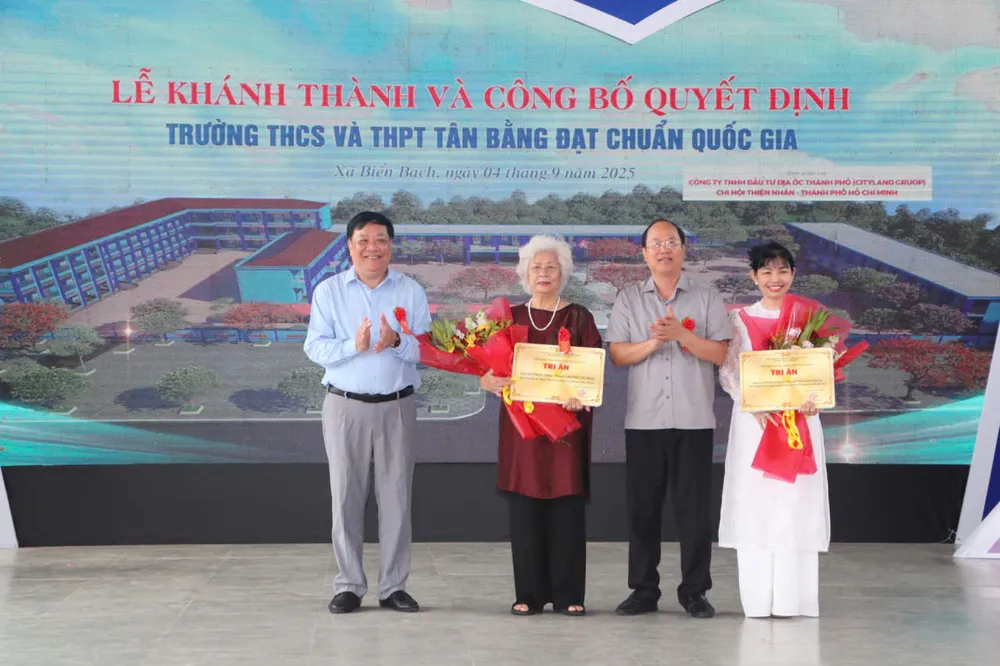 Bí Thư Tỉnh ủy Cà Mau Nguyễn Hồ Hải và Chủ tịch UBND tỉnh Cà Mau Nguyễn Thành Ngại tặng bảng tri ân và hoa cho đại diện Chi hội Thiện Nhân TPHCM và CITYLAND GROUP d7eb01acb28539db6094.jpg