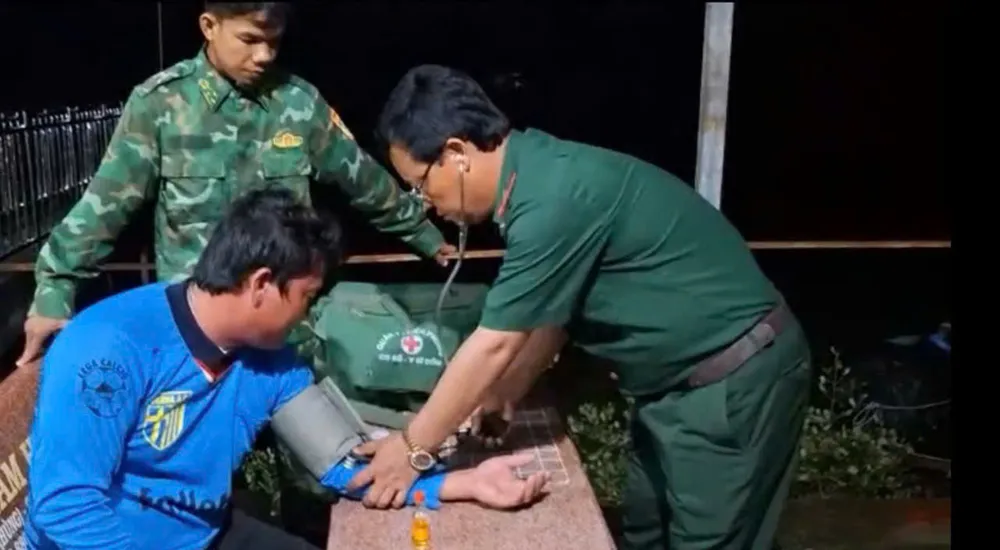Chăm sóc y tế cho thuyền viên được cứu vớt trên biển. Ảnh: ĐỒN BIÊN PHÒNG CÁI CÙNG a78a0544917d1a23436c.jpg