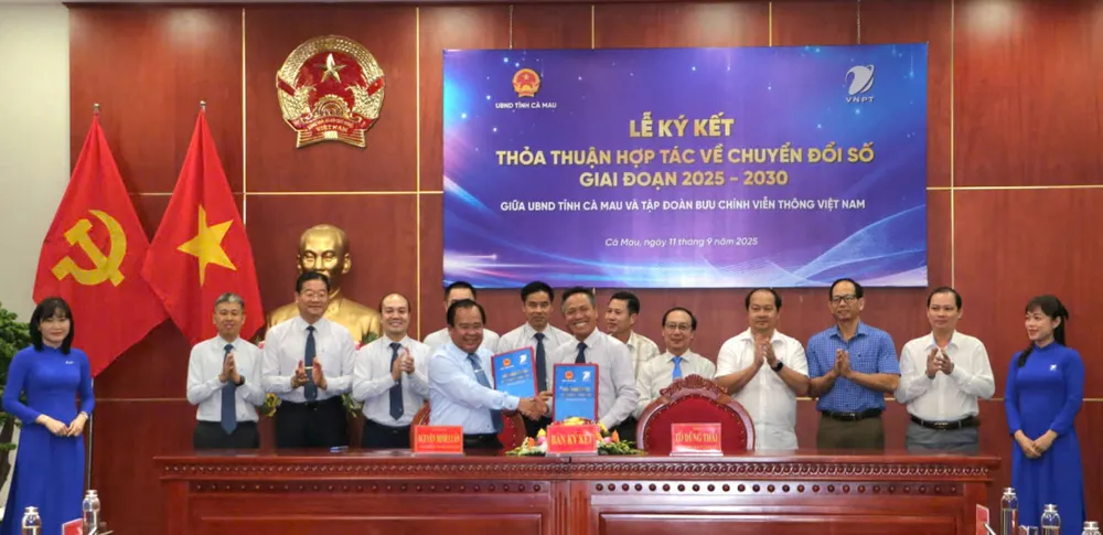 Phó Chủ tịch UBND tỉnh Cà Mau Nguyễn Minh Luân và Chủ tịch hội đồng thành viên Tập đoàn VNPT Tô Dũng Thái ký thỏa thuận hợp tác 0b7989945c19d7478e08.jpg