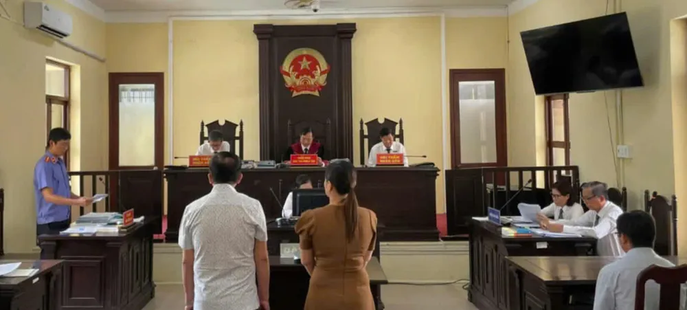Bị cáo Việt và Nhung tại tòa c339cfa9fe25757b2c34.jpg