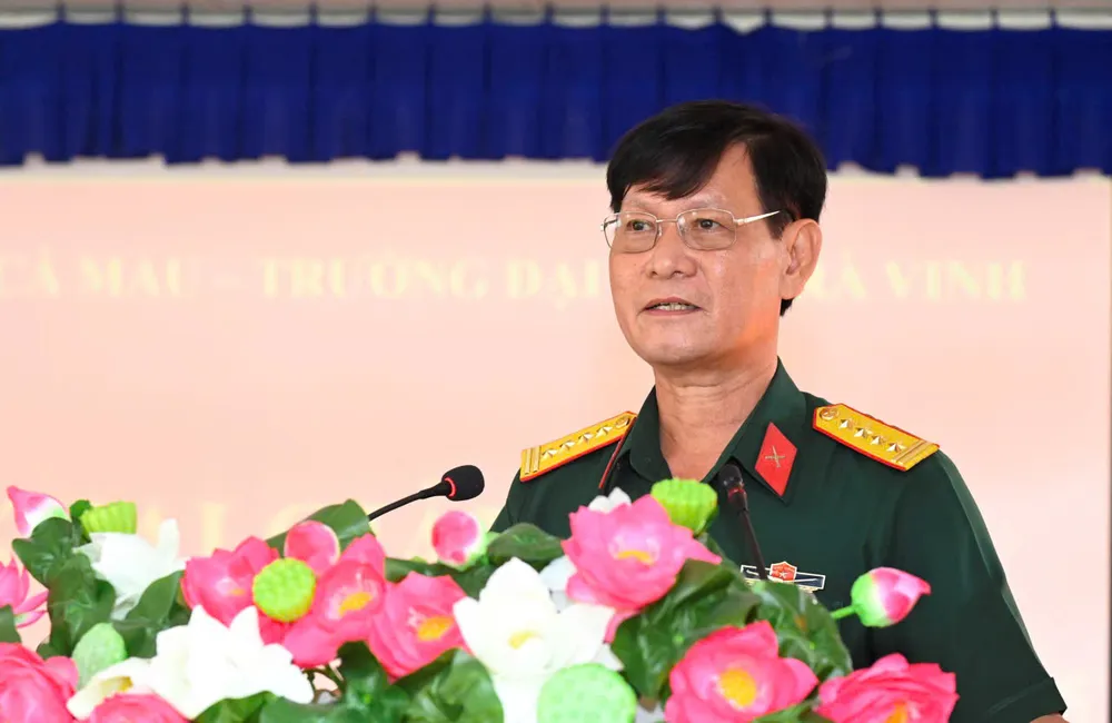 Đại tá Lê Quang Luật phát biểu tại buổi lễ khai giảng. Ảnh: VĂN ĐÔNG