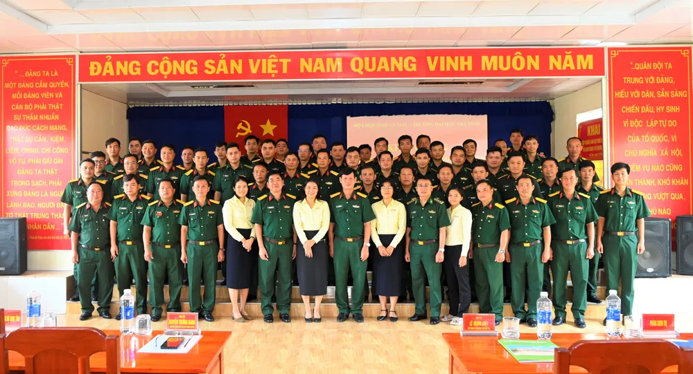 Các học viên chụp ảnh lưu niệm cùng với Ban tổ chức lớp học. Ảnh: VĂN ĐÔNG Bản sao (Ảnh 3) Các học viên chụp ảnh lưu niệm cùng với Ban tổ chức lớp học.jpg