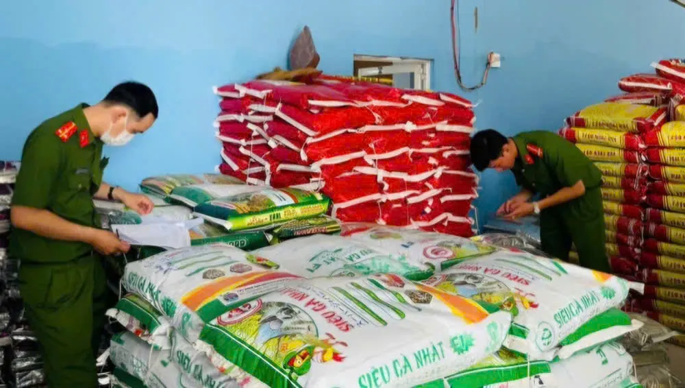Lực lượng chức năng kiểm tra kiểm tra nguồn gốc, xuất xứ hàng hóa. Ảnh: HỮU ĐỆ 4566931755704991702.jpg