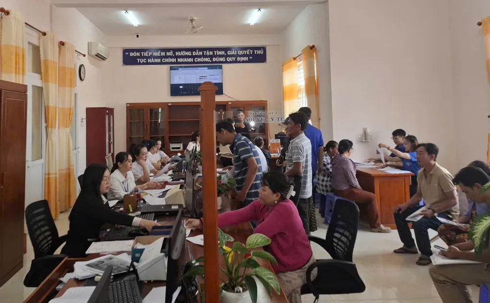 Người dân đến làm thủ tục hành chính tại phường An Xuyên, tỉnh Cà Mau. Ảnh: TẤN THÁI eeae2ae7f354780a2145.jpg