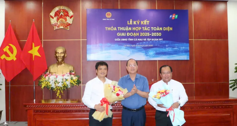 Bí thư Tỉnh ủy tỉnh Cà Mau Nguyễn Hồ Hải tặng hoa chúc mừng lễ ký kết 2079411892286652297.jpg