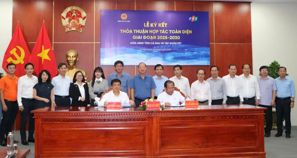 Phó Chủ tịch UBND tỉnh Cà Mau Nguyễn Minh Luân và Tổng Giám đốc Tập đoàn FPT Nguyễn Văn Khoa ký kết thỏa thuận hợp tác 9a41eb059f53150d4c42.jpg