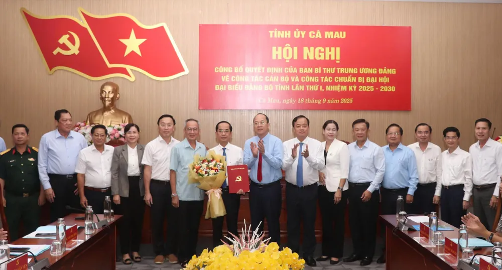 Các đồng chí trong Ban thường vụ Tỉnh ủy Cà Mau chụp ảnh lưu niệm với tân Phó Bí thư Tỉnh ủy Hồ Thanh Thủy 8939769055c8df9686d9.jpg