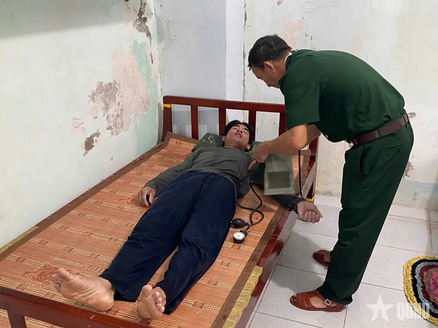 Một trong bốn thuyền viên gặp nạn trên biển được đưa vào bờ và chăm sóc y tế. Ảnh: HOÀNG TÁ img_20250918_155440.jpg