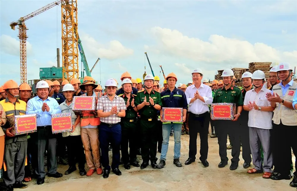 Bí thư Tỉnh ủy Cà Mau Nguyễn Hồ Hải tặng quà cho các đơn vị thi công khi kiểm tra tiến độ Dự án đầu tư xây dựng Bệnh viện Đa khoa Cà Mau quy mô 1.200 giường. Ảnh: BÍCH NGỌC 1000020741.638917509954058911.jpg
