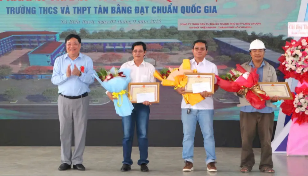 Chủ tịch UBND tỉnh Cà Mau Phạm Thành Ngại tặng bằng khen và hoa cho Ban quản lý dự án khu vực Thới Bình, đơn vị thi công và giám sát vì hoàn thành các hạng mục công trình Trường THCS - THPT Tân Bằng đúng tiến độ 7f2becd6a2b828e671a9.jpg