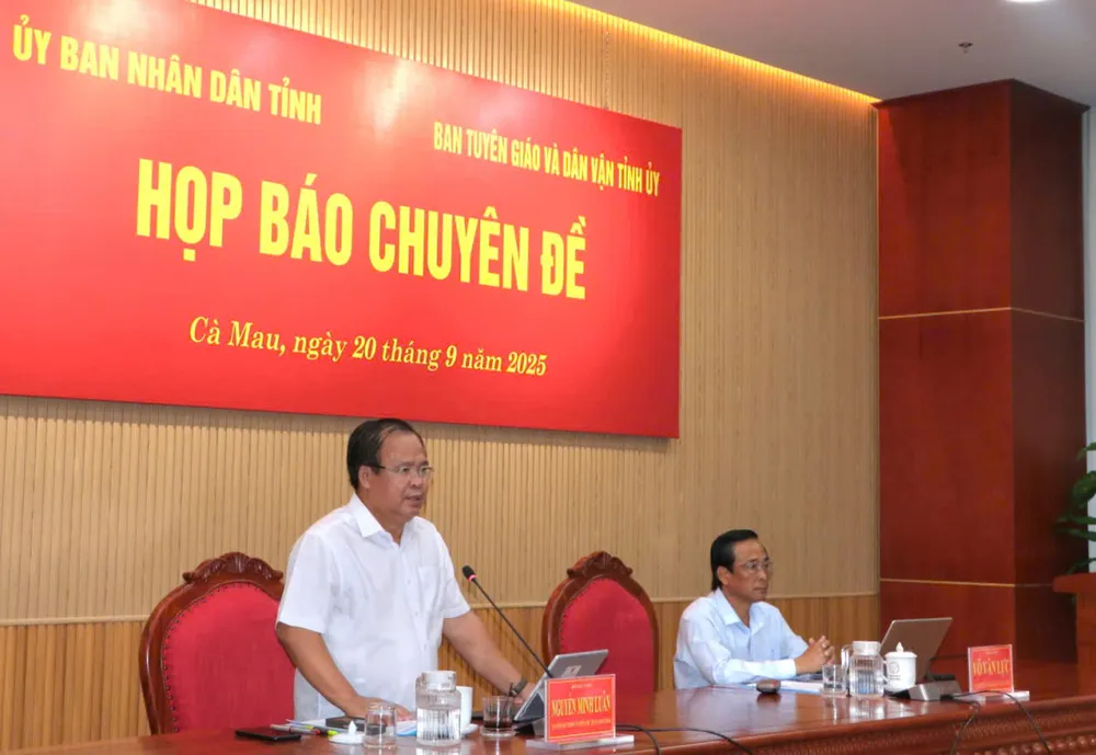 Phó Chủ tịch UBND tỉnh Cà Mau Nguyễn Minh Luân phát biểu tại họp báo z7031878364723_db86e86b0ce29d8ec0eedc11844c5905.jpg