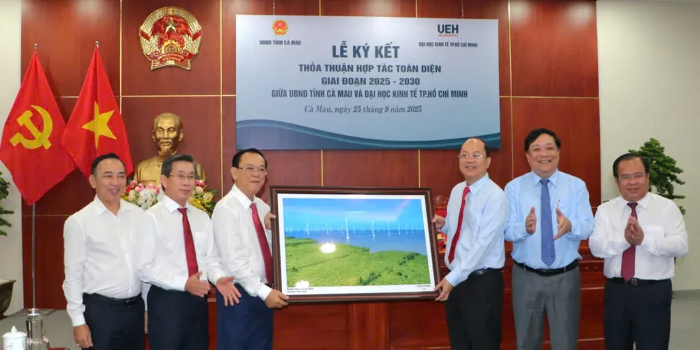 Bí thư Tỉnh ủy Cà Mau Nguyễn Hồ Hải tặng quà lưu niệm cho lãnh đạo Đại học Kinh tế TPHCM 0b6262eb03c2899cd0d3.jpg
