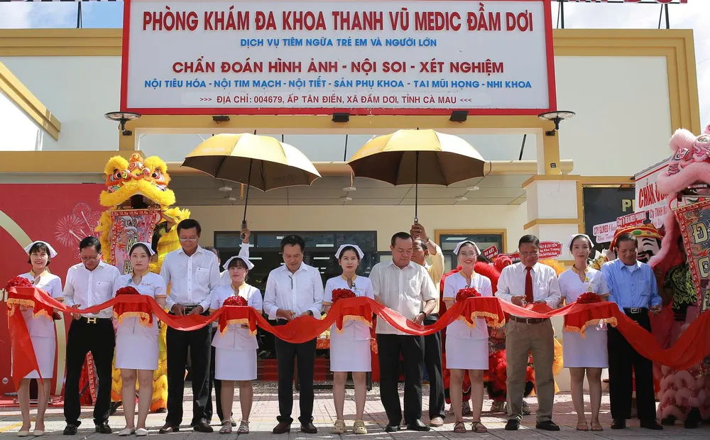 Các đại biểu thực hiện nghi thức khai trương Phòng khám đa khoa Thanh Vũ Medic Đầm Dơi 3cf8711fb7e43dba64f5.jpg