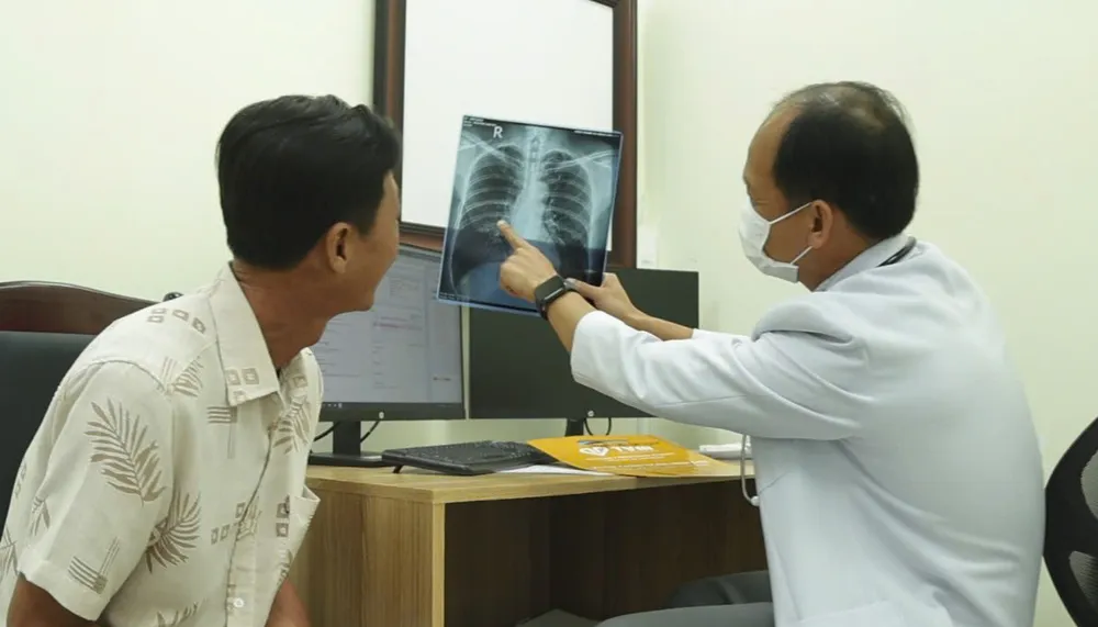 Bác sĩ giải thích với bệnh nhân về kết quả chẩn đoán hình ảnh 3dbba75d61a6ebf8b2b7.jpg
