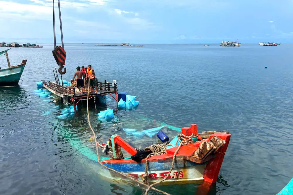 Lai dắt tàu cá trên biển. Ảnh: HOÀNG TÁ cc47d7197085fadba394.jpg