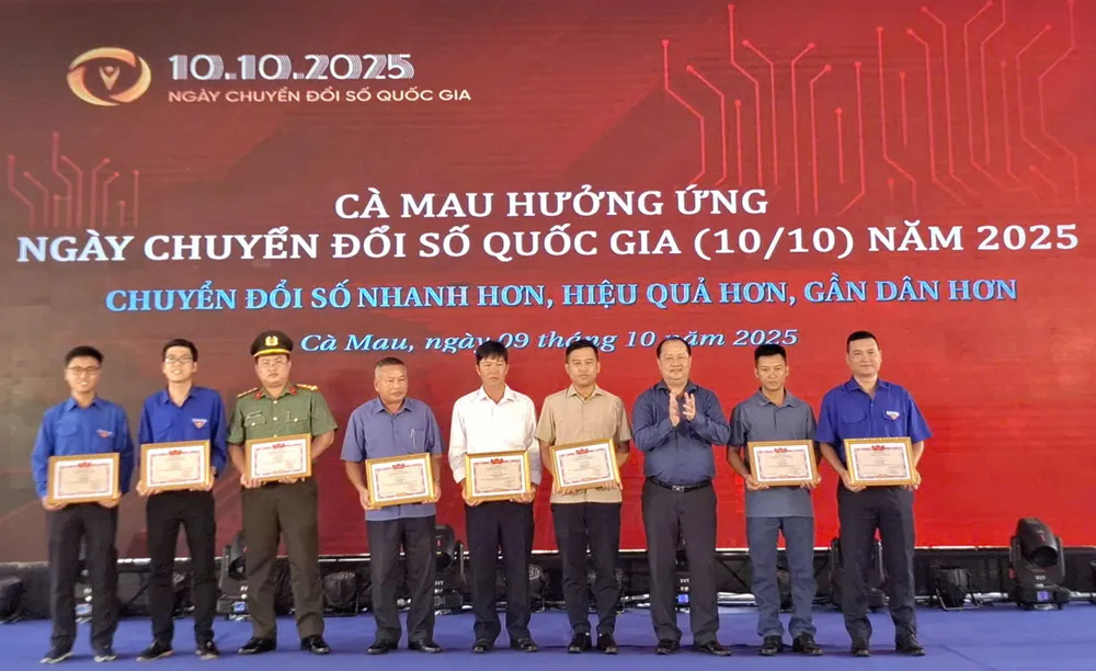 Giám đốc Sở Khoa học và Công nghệ tỉnh Cà Mau Nguyễn Phương Bắc (thứ 3 từ phải sang) trao giải cuộc thi Tìm hiểu về khoa học, công nghệ, đổi mới sáng tạo và chuyển đổi số dc9e120a565bdb05824a.jpg