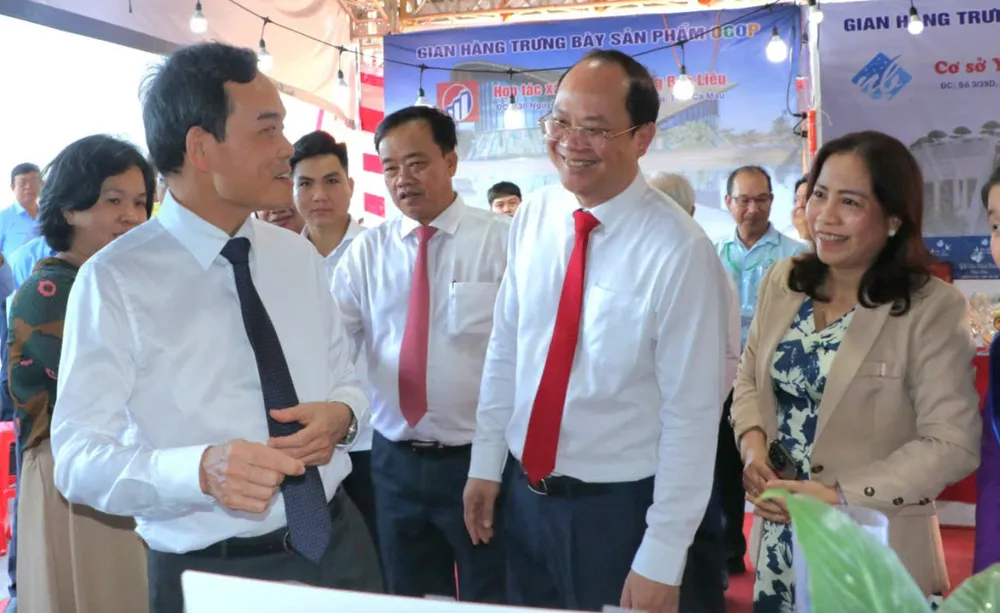 Đồng chí Trần Lưu Quang cùng Bí thư Tỉnh ủy tỉnh Cà Mau Nguyễn Hồ Hải tham quan gian trưng bày tại không gian trưng bày 1921704373527878022.jpg