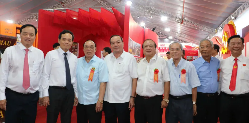 Đồng chí Trần Lưu Quang chụp ảnh lưu niệm cùng lãnh đạo, nguyên lãnh đạo tỉnh Cà Mau 2941816476816846345.jpg
