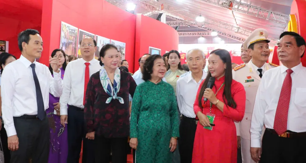 Đồng chí Trần Lưu Quang cùng nguyên lãnh đạo Đảng và Nhà nước tham quan không gian trưng bày, triển lãm hình ảnh, hiện vật, tư liệu tỉnh Cà Mau qua các thời kỳ 3325158428363516923.jpg