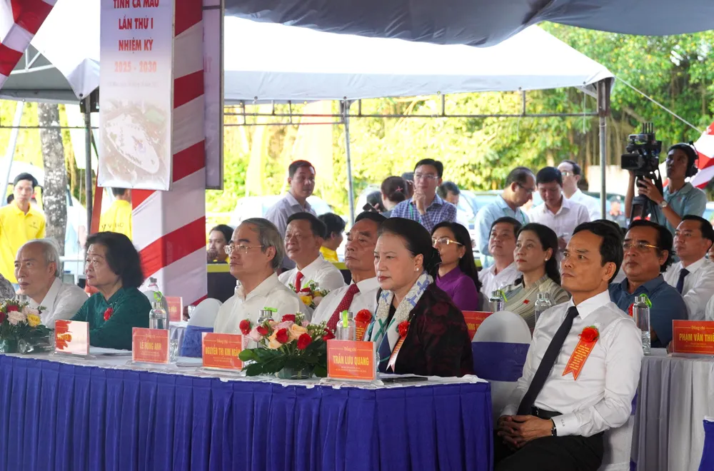 Đồng chí Trần Lưu Quang cùng các đồng chí nguyên lãnh đạo Đảng và Nhà nước dự lễ khánh thành quảng trường Phan Ngọc Hiển 564549679_1106561061276297_5299166896049683668_n.jpg