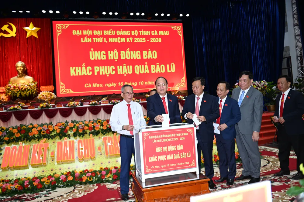 Lãnh đạo tỉnh Cà Mau ủng hộ đồng bào khắc phục hậu quả bão lũ. Ảnh: BTC DSC_5662.jpg