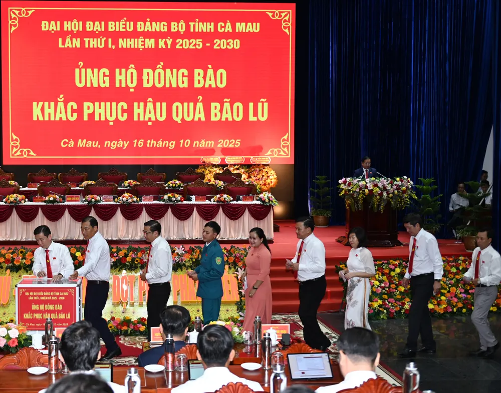Các đại biểu dự Đại hội đại biểu Đảng bộ tỉnh Cà Mau lần thứ I, nhiệm kỳ 2025 – 2030, ủng hộ đồng bào khắc phục hậu quả bão lũ. ẢNH: BTC DSC_5702 (1).jpg