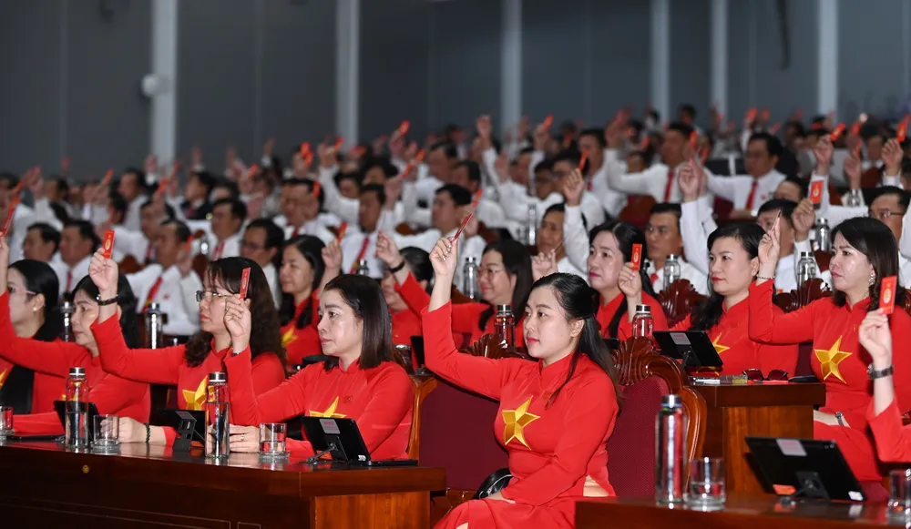 Các đại biểu biểu quyết thông qua nghị quyết Đại hội đại biểu Đảng bộ tỉnh Cà Mau lần thứ I, nhiệm kỳ 2025 - 2030 DSC_6407.jpg