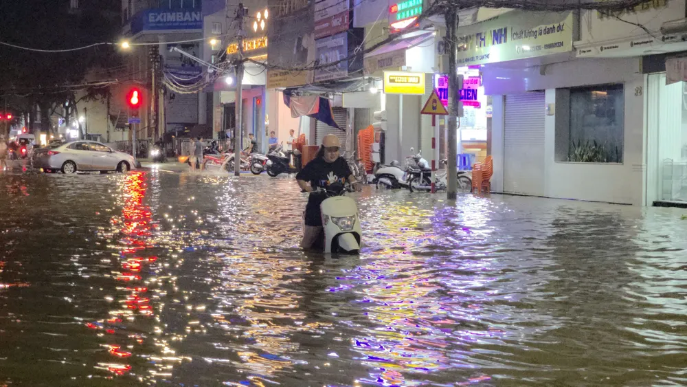 Triều cường đạt mức kỷ lục 2,33m vào tối 23-10 gây ngập nặng nhiều tuyến đường ở TP Cần Thơ. Ảnh: CAO PHONG 24-10 Triều cường đạt mức kỷ lục 2,33m vào tối 23-10 gây ngập nặng nhiều tuyến đường ở TP Cần Thơ.jpg