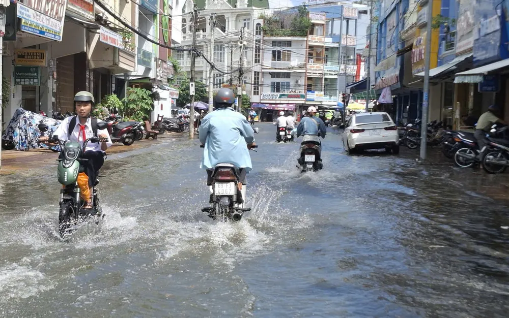 Đường Đề Thám (phường An Xuyên, tỉnh Cà Mau) bị ngập do triều cường vào ngày 24-10. Ảnh: TẤN THÁI 91561769610245601.jpg