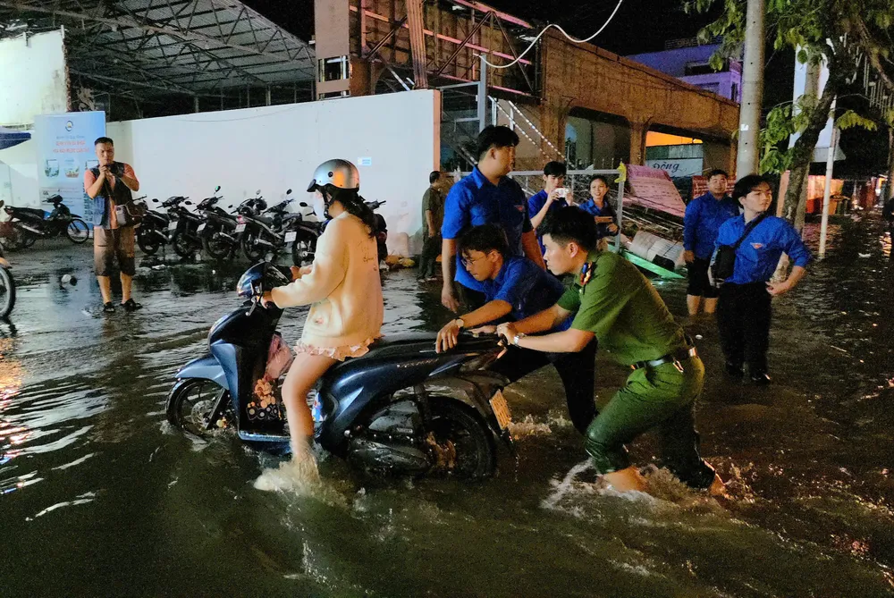 Lực lượng công an và đoàn viên thanh niên TP Cần Thơ hỗ trợ người dân gặp khó khăn trong triều cường. Ảnh: CAO PHONG Lực lượng công an và Đoàn viên thanh niên TP Cần Thơ hỗ trợ người dân gẵp khó khăn trong triều cường.jpg