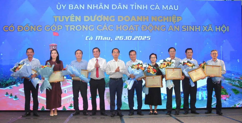 UBND tỉnh Cà Mau tuyên dương doanh nghiệp có đóng góp trong các hoạt động an sinh xã hội của tỉnh 1588545812876219204.jpg