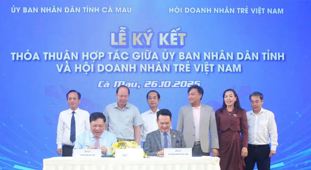 Bí thư Tỉnh ủy Cà Mau Nguyễn Hồ Hải (thứ 2 từ trái sang) chứng kiến lãnh đạo UBND tỉnh Cà Mau và Hội doanh nhân trẻ Việt Nam ký thỏa thuận hợp tác 2387891234412385940.jpg