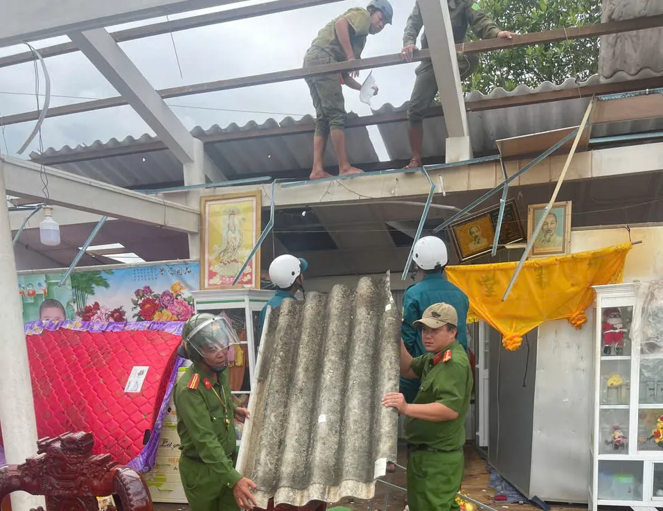 Lực lượng công an và dân quân xã Thanh Tùng hỗ trợ dân khắc phục hậu quả lốc xoáy cda28d93f931746f2d20.jpg