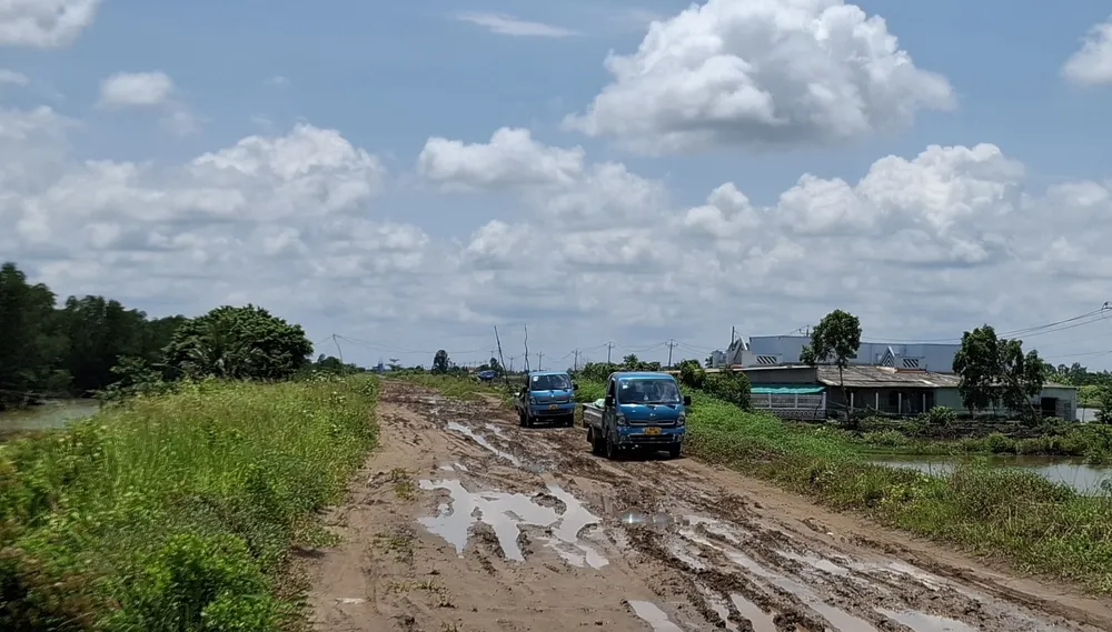 Đê biển Đông làm dang dở khiến xe vận chuyển hàng hoá gặp nhiều khó khăn.