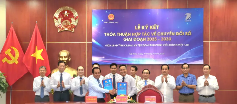 Phó Chủ tịch UBND tỉnh Cà Mau Nguyễn Minh Luân và Chủ tịch hội đồng thành viên Tập đoàn VNPT Tô Dũng Thái ký thỏa thuận hợp tác về chuyển đổi số giai đoạn 2025-2030 1692828320071254114.jpg