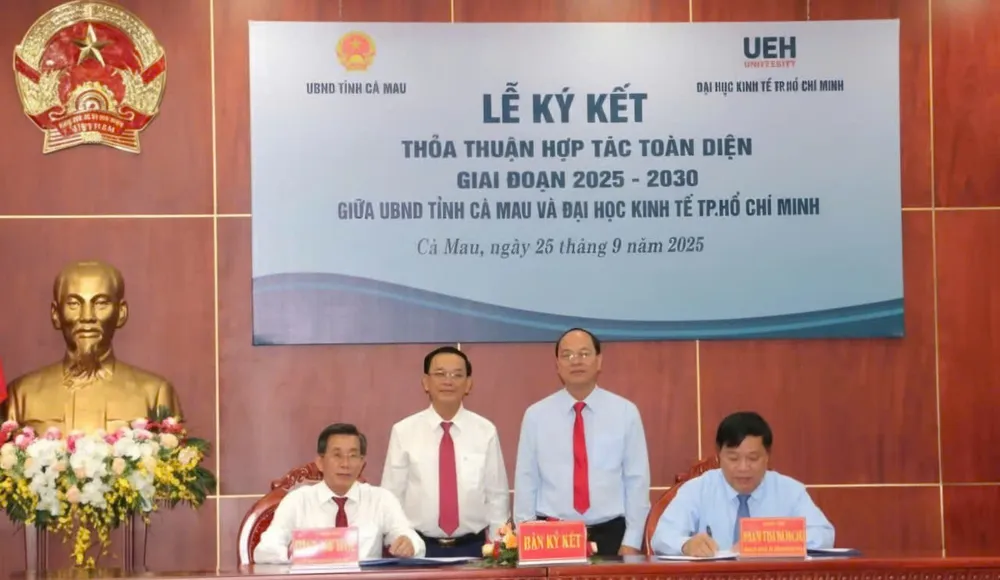 Ông Phạm Thành Ngại, Chủ tịch UBND tỉnh Cà Mau và GS.TS. Sử Đình Thành, Giám đốc Đại học Kinh tế TPHCM, ký kết thỏa thuận hợp tác toàn diện giai đoạn 2025-2030 fbf959ffe5b269ec30a3.jpg