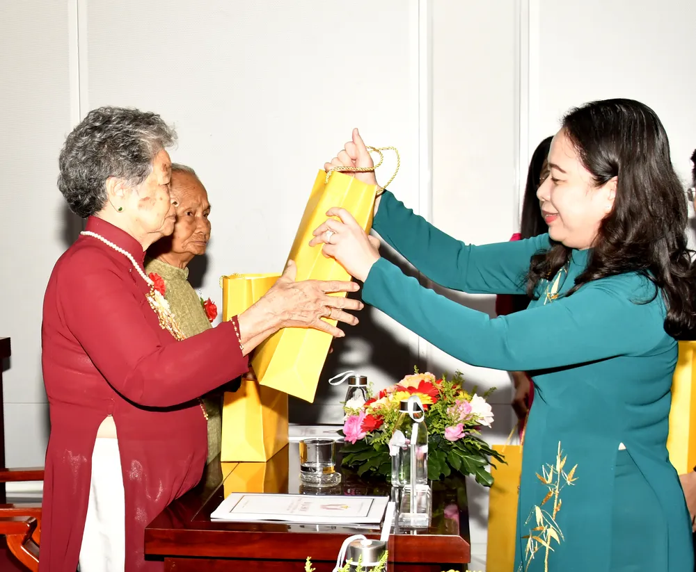 Phó Chủ tịch nước Võ Thị Ánh Xuân tặng cho các mẹ Mẹ Việt Nam Anh hùng dự Đại hội thi đua yêu nước tỉnh Cà Mau lần thứ I 3.jpg