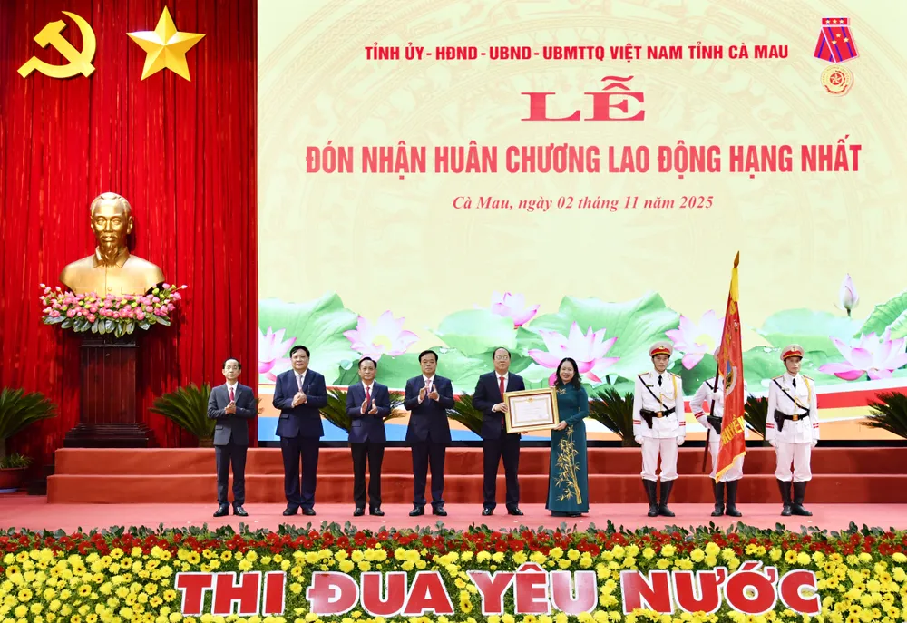 Phó Chủ tịch nước Võ Thị Ánh Xuân trao Huân chương lao động hạng nhất cho Đảng bộ, chính quyền và nhân dân tỉnh Cà Mau 4.jpg
