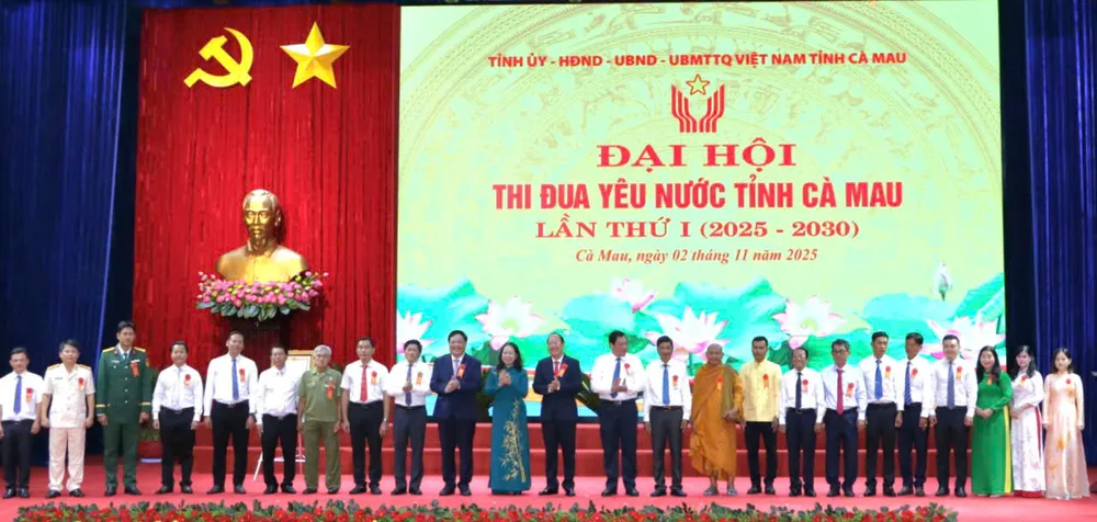 Phó Chủ tịch nước Võ Thị Ánh Xuân chụp ảnh lưu niệm cùng Đoàn đại biểu tỉnh Cà Mau dự Đại hội thi đua toàn quốc lần thứ XI e30e96d14485c8db9194.jpg